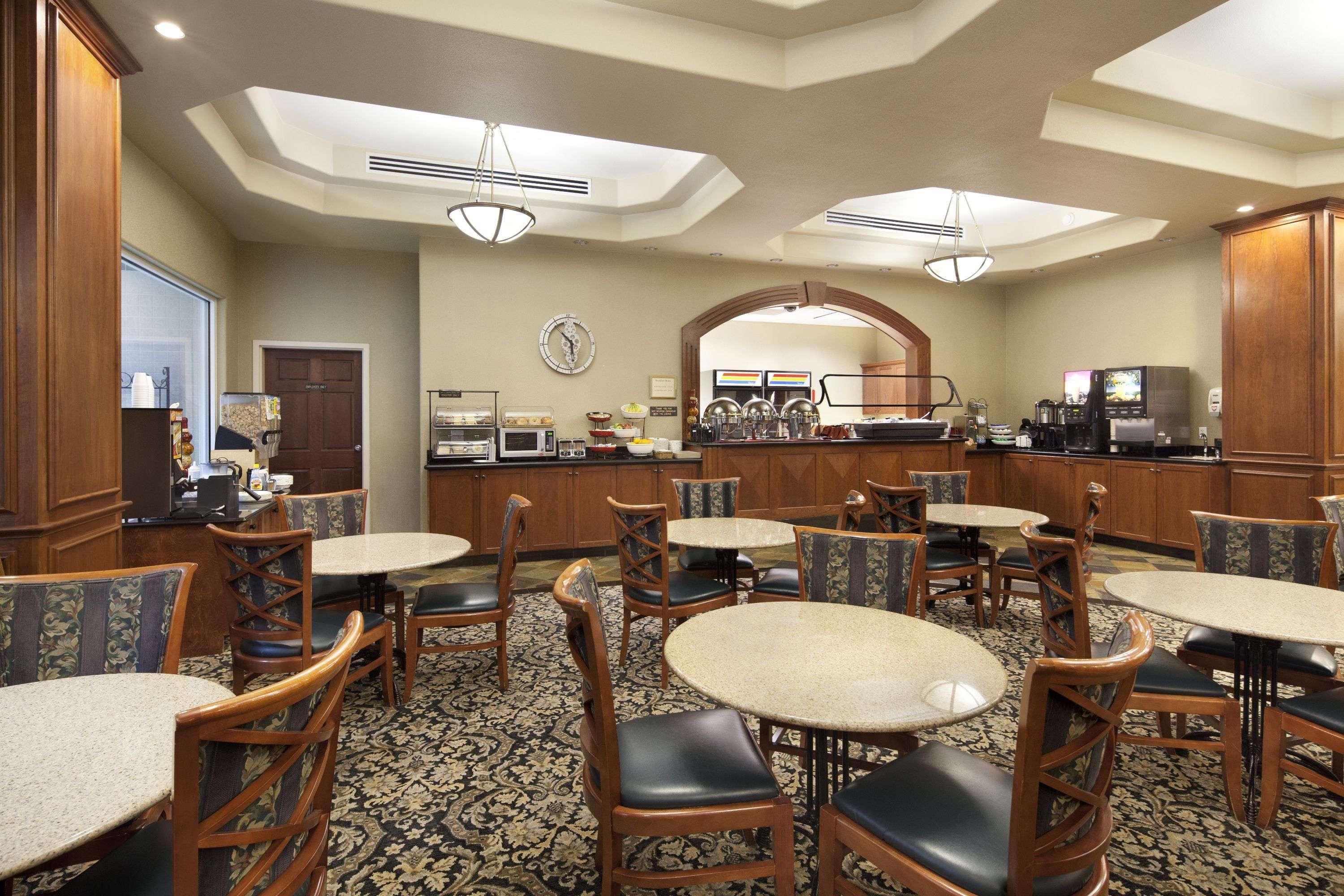 Ramada By Wyndham Olympia Hotel Exterior photo The dining room at the airport
